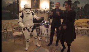 Le couple Obama danse avec R2D2 et un stormtrooper