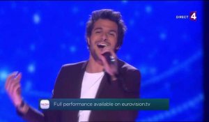 Amir interprète "J'ai cherché" lors de la première demi-finale de l'Eurovision 2016