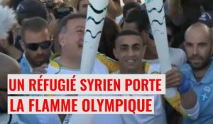 Un athlète réfugié syrien porte la flamme olympique à Athènes