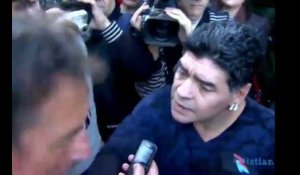 Diego Maradona s'énerve et gifle un journaliste !