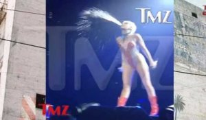 Miley Cyrus crache sur ses fans en plein concert !