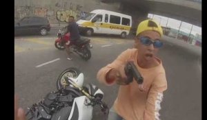 Vidéo choc : la police descend un braqueur de motos en pleine rue !