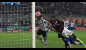 Mario Balotelli essaye de marquer de la main contre le Juventus (vidéo)