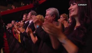 Cannes 2016 : Catherine Deneuve embrasse fougueusement Laurent Lafitte