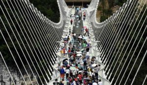 Chine: le pont en verre le plus long du monde ouvre au public