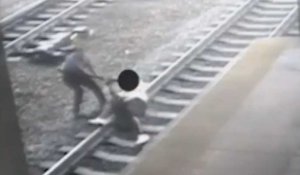 Il sauve un homme allongé sur les rails juste avant le passage d'un train