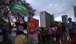 A Brasilia, des partisans de Rousseff veulent encore y croire
