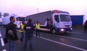 Calais: les opposants au camp lèvent leur blocage