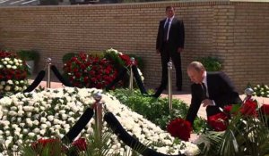 Ouzbékistan: Poutine se recueille sur la tombe de Karimov
