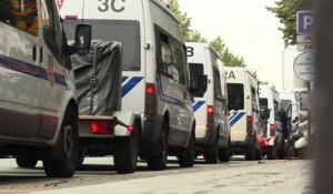 Paris: la police interpelle des migrants dans un campement