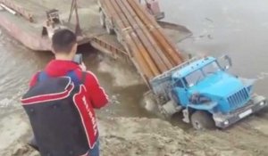 Russie: ce camion coule en voulant charger un bateau