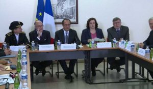 Calais: Hollande rencontre les élus puis les associations