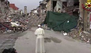 Le pape François prie pour les victimes du séisme à Amatrice