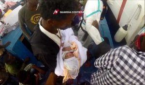 Migrants: trois bébés naissent dans un navire des gardes-côtes