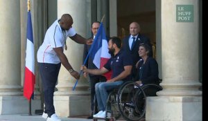 Teddy Riner transmet le drapeau français à l'athlète paralympique Michaël Jérémiasz