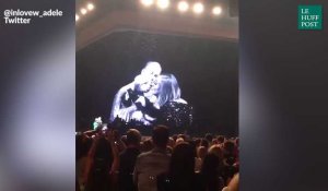 En plein concert, Adele embrasse... un chien 