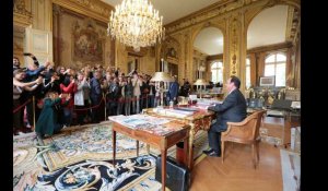 François Hollande moqué après avoir pris la pose dans son bureau - ZAPPING ACTU DU 19/09/2016