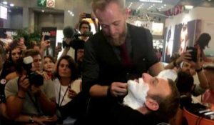 Emmanuel Macron s'est fait raser au Salon de la coiffure - ZAPPING ACTU DU 13/09/2016