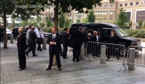 Clinton chancelle en quittant la cérémonie du 11 septembre