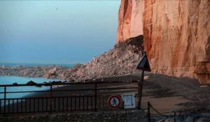 France: éboulement d'un pan de falaise sur une plage
