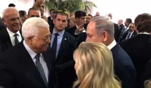 Netanyahu et Abbas se serrent la main aux funérailles de Peres