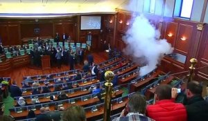 Kosovo : l'opposition lance des gaz lacrymogènes dans le Parlement