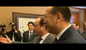 En visite en Chine, Hollande blague sur la liberté de la presse
