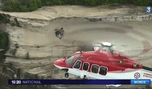 Le zapping du 10/11 : Australie : 2 touristes coincés sur une falaise menaçant de s'effondrer