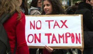 Tampon Tax: les féministes voient rouge et l'affichent à Paris