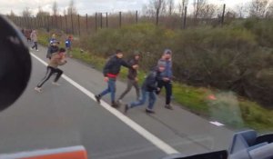 Calais : un routier menace d'écraser des migrants