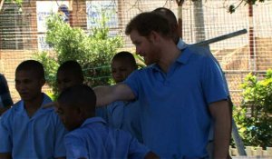 Afrique du Sud: le prince Harry visite un centre pour enfants défavorisés