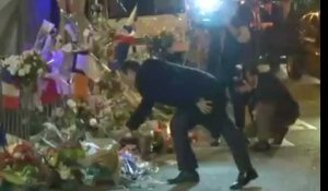 Tsípras rend hommage aux victimes des attentats de Paris devant le Bataclan