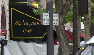 A Paris, devant le Bataclan, l'horreur et les yeux rougis