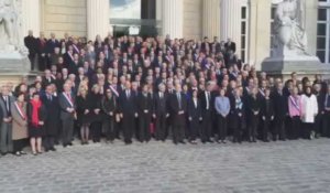 La Marseillaise chantée par les élus en hommage aux victimes des attentats de Paris