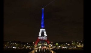 La tour Eiffel illuminée aux couleurs de la France