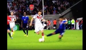 Özil sévèrement taclé par un joueur de Tottenham