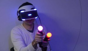 Les joueurs testent la réalité virtuelle à la Paris Games Week