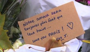 Attentats: les Parisiens toujours nombreux devant le Bataclan