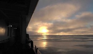 À bord d'un brise-glace canadien au delà du cercle polaire