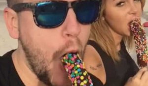 Jeremstar suce une banane avec Fidji sur Snapchat