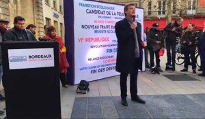 Arnaud Montebourg en "stand-up" dans les rues de Bordeaux