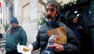Au Vatican,McDonald's offre des cheeseburgers aux SDF pour plaire au pape