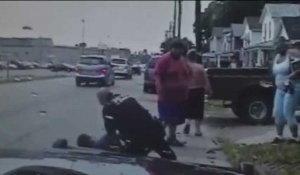 Zap vidéo: des passants aident un policier en difficulté