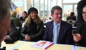 49.3 : Manuel Valls enfariné à Strasbourg