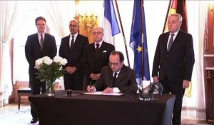 Attentat de Berlin: Hollande a signé le registre de condoléances