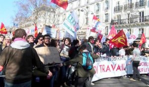 Droit du travail: les jeunes profitent du soleil pour se mobiliser en masse (Reportage)