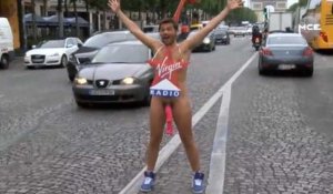 Virgin Tonic : Christophe Beaugrand tout nu sur les Champs-Elysées