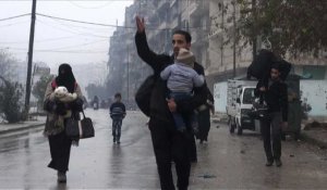 Des civils quittent un quartier rebelle d'Alep-Est