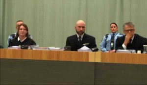 Norvège: Breivik fait un salut nazi au 1er jour du procès