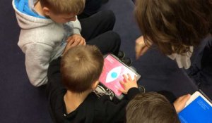 Des enfants découvrent la biblio-connection